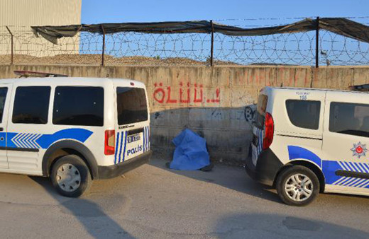 Adana'da 'Ölüü' yazan duvarın önünde ölü bulundu