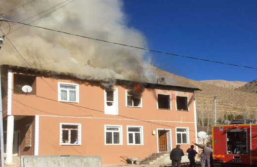 Bayburt'ta facia evde çıkan yangında 3 kişi hayatını kaybetti