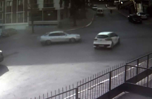 Pendik’te iki otomobilin birbirine girdiği kaza kamerada