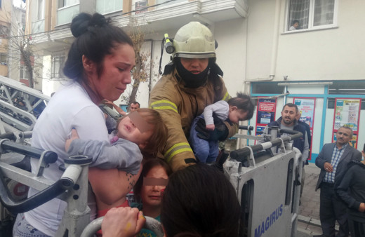 Esenyurt'ta yangın paniği: Bebekli aileler mahsur kaldı