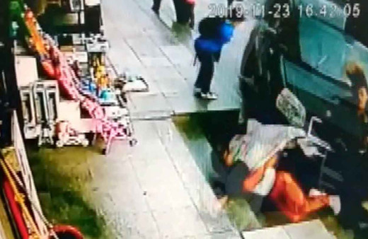 İstanbul'da korku dolu anlar! Araç kaldırımdaki yayaların arasına daldı