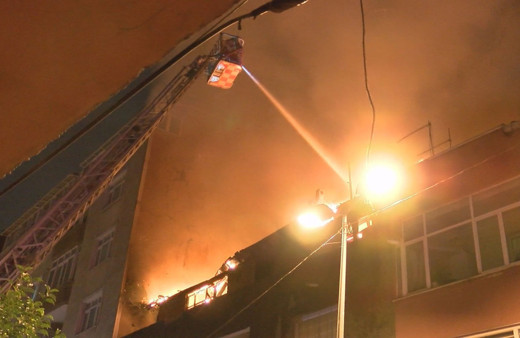 Beyoğlu'nda iki binanın çatısı alev alev yandı