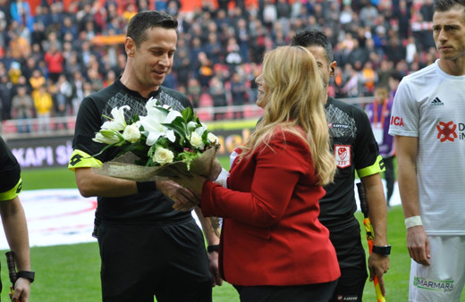 Lig tarihinin ilk kadın başkanı sahaya indi