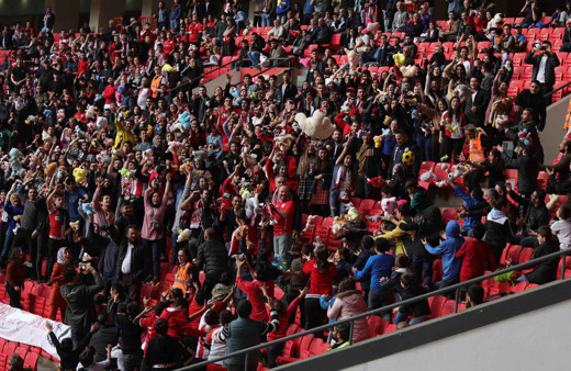 Samsun'daki futbol maçında kimsesiz çocuklara oyuncak sürprizi