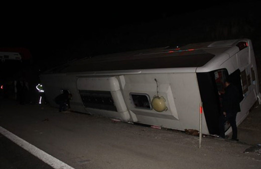 Osmaniye'de yolcu otobüsü devrildi: 25 yaralı