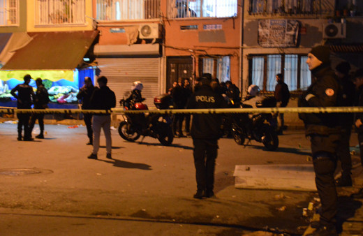 İstanbul Beyoğlu'nda baba oğul kavgasında polis de yaralandı