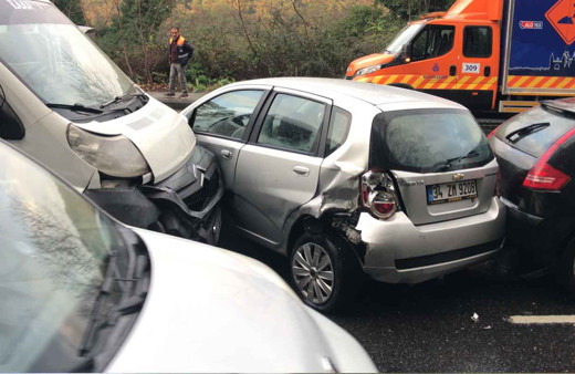 Sarıyer’de 8 araç birbirine girdi, ortalık savaş alanına döndü