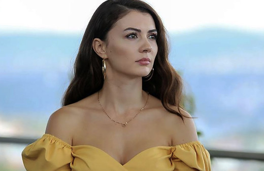 Afilli Aşk'ın Ayşe'sinden bacak şov! Burcu Özberk dekolteyi fena abarttı!