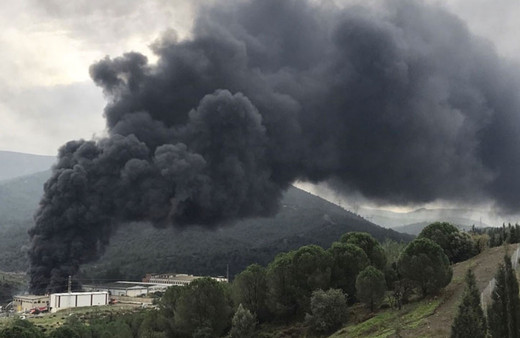 İzmir'de plastik geri dönüşüm deposunda yangın
