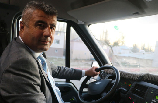 Sivas Deliilyas Belediye Başkanı Mehmet Tek öğrenci servisinde şoförlük yapıyor