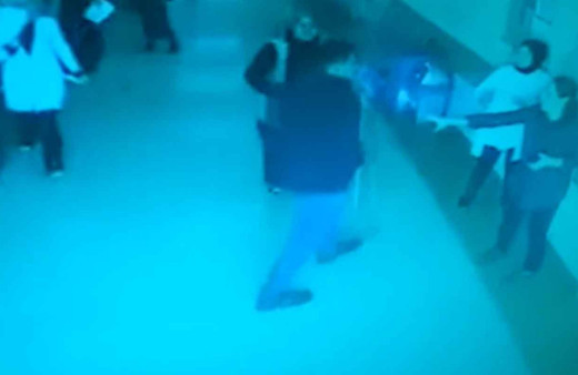 Şoke eden görüntüler! Doktorun odasını fırçayla bastı