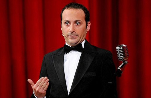 Tolga Çevik seyirciyi sahneden kovdu sebebini öğrenen Cem Yılmaz'dan vurdu