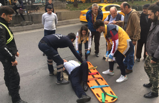 İstanbul Beyoğlu’nda motosikletin çarptığı yaşlı adam yaralandı