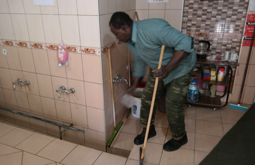 Gineli Profesör Toure Türkiye'de yıllardır tuvalet temizliyor! 9 dil biliyor