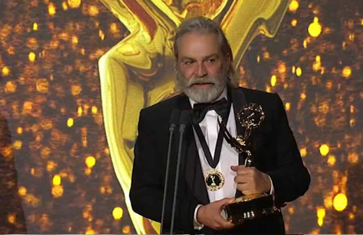 En iyi erkek oyuncu seçilen Haluk Bilginer'in Emmy ödülünü aldığı anlar
