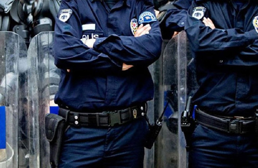 Havalimanındaki polisler eğer sigarayı bırakırlarsa çeyrek altın alacaklar