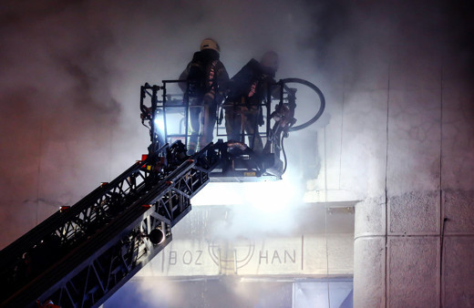 Güngören'de alev alev yanan tekstil atölyesinde 1'i ağır 5 kişi yaralandı