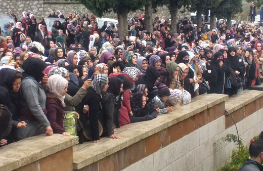 İskender Evrenosoğlu toprağa verildi MİHR Vakfı üyeleri tabuta kimseyi yaklaştırmadı