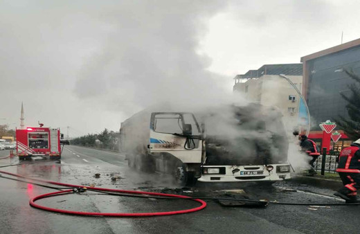 Seyir halindeki kamyon alev topuna döndü