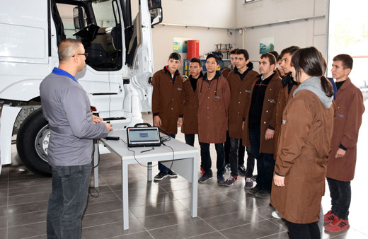 Mercedes-Benz Kamyon Fabrikası'nda iş imkanı sağlayan meslek lisesi