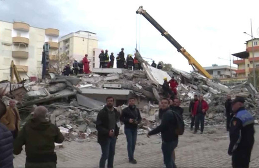 Arnavutluk beşik gibi sallanıyor