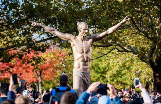 Zlatan Ibrahimovic’in heykeli ateşe verildi!