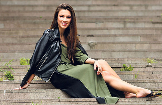 Hüsnü Çoban'ın Zeliş'i Yüsra Geyik mini elbiseli pozuyla sosyal medyayı salladı