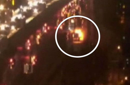 İstanbul'da servis aracı hareket halindeyken yandı!