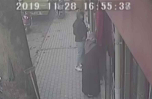 Yaşlı kadının bayrak sevgisi herkesi duygulandırdı