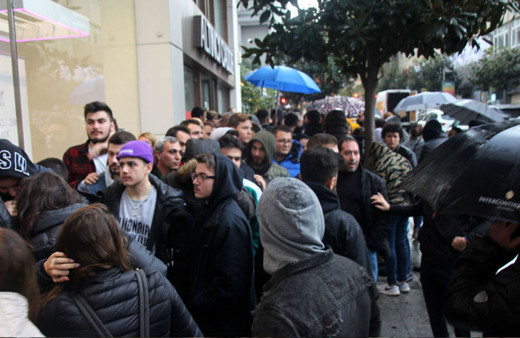 'Efsane Cuma' kuyruğu: 1500 TL'ye inen ayakkabı için geceden sıraya girdiler