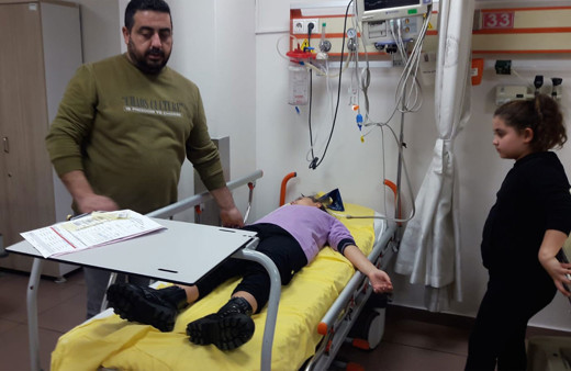 İzmir'de öğretmen öğrencisinin kafasına kitap fırlattı