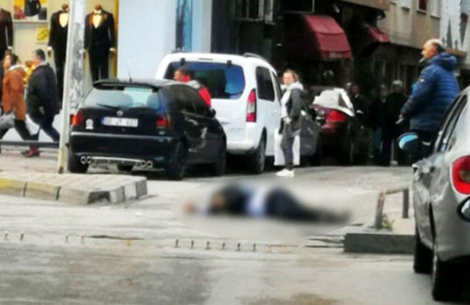 Eniştesini öldürüp başında polisin gelmesini bekledi