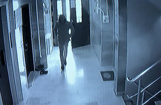 Zile basıp binaya girdi 30 bin liralık altın çaldı