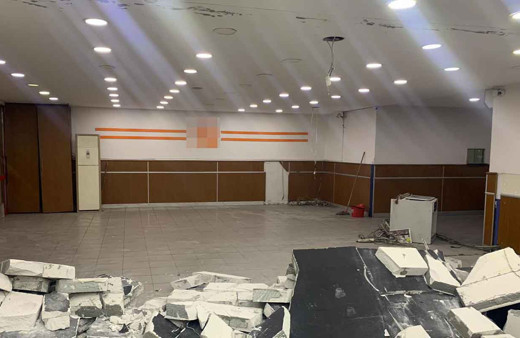 Esenler Otogarı’nda akılalmaz şekilde örülen duvarı çekiçle yıktı