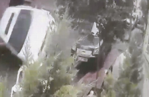 İstanbul Beyoğlu'nda otomobil yokuş aşağı giderken takla attı