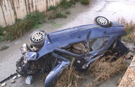 Başakşehir’de tekeri patlayan araç su kanalına uçtu