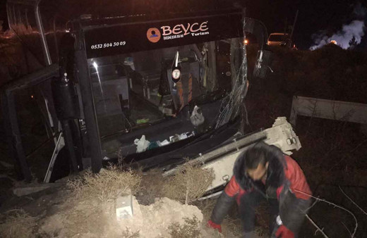 Bursaspor taraftarlarını taşıyan otobüs kaza yaptı: 19 yaralı