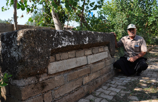 Camideki musalla taşı Roma dönemine ait lahit çıktı! Gözü gibi koruyor