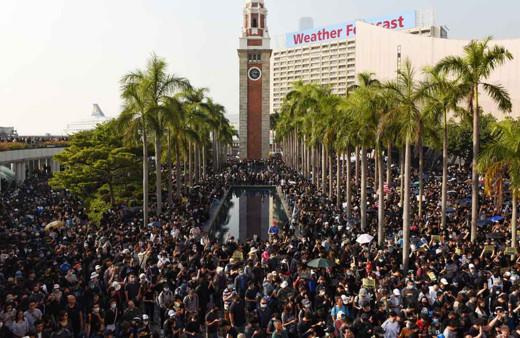 Hong Kong’da polisle protestocular karşı karşıya geldi