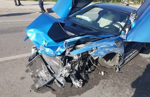 Bariyerlere çarpan milyonluk lüks araç kağıt gibi ezildi