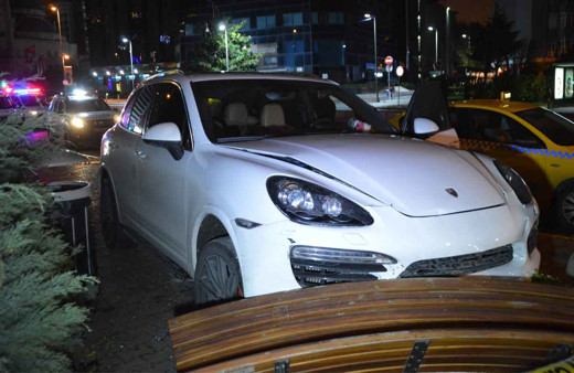 Şişli'de lüks otomobile kurşun yağdı