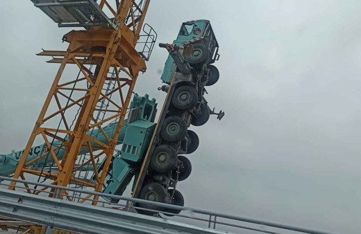 Hasankeyf'te çalışma esnasında vinç devrildi