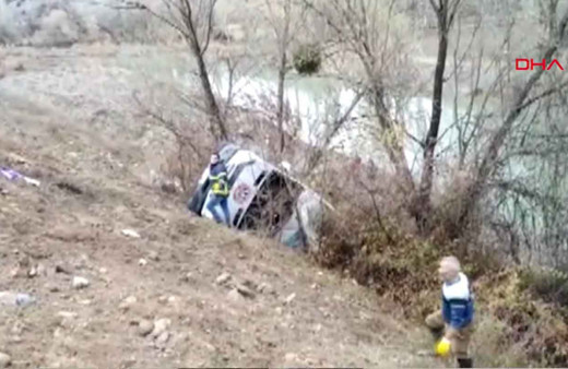 Hentbol takımını taşıyan minibüs feci kaza yaptı