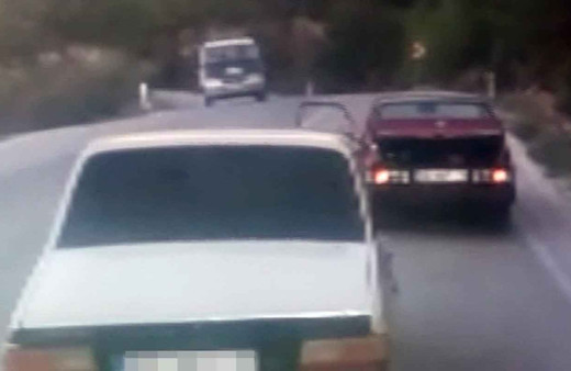 Antalya'da şoke eden görüntü! Ayağını şoför kapısının penceresinden böyle uzattı