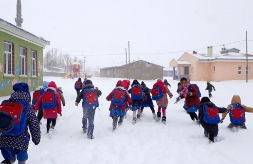 Refahiye'de yoğun kar yağışı nedeniyle taşımalı eğitime ara