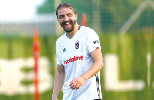 Caner Erkin ile Elneny'den Beşiktaş'a moral bozan haber