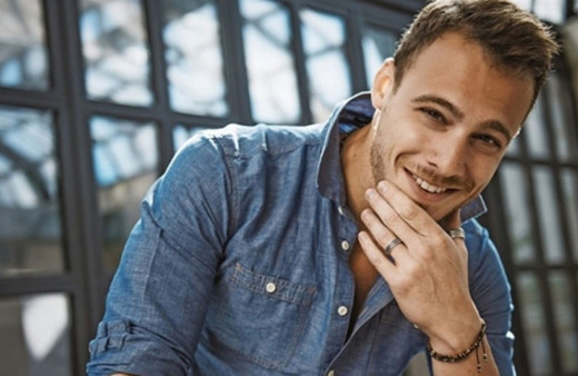 Kerem Bürsin yarı çıplak poz verdi Instagram'da yer yerinden oynadı