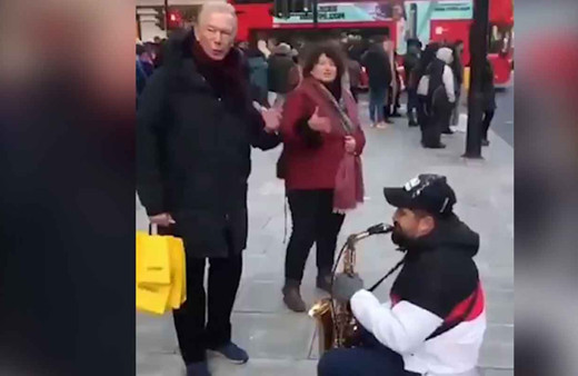 Uğur Dündar Londra'da sokakta İzmir Marşı'na denk geldi çalan da bir Ermeni