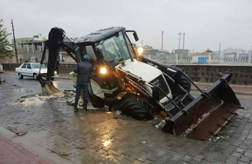 Viranşehir’de sağanak yağmurdan yol çöktü