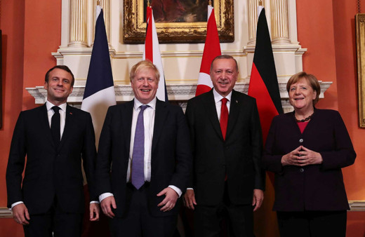 Erdoğan, Dörtlü Zirve'de liderlere 'Stratejik İttifakın Güçlü Üyesi Türkiye' kitabını hediye etti